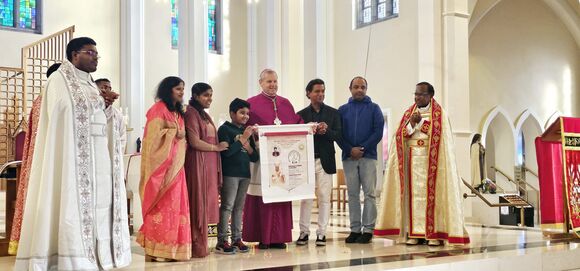 Bishop Fintan is welcomed by the Syro Malankara Community.