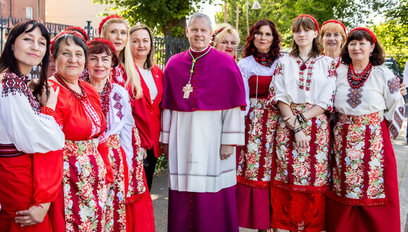 Bishop Fintan Gavin with members of the Ukrainian Community in Cork. (Photos: Oren Gontmaher)
